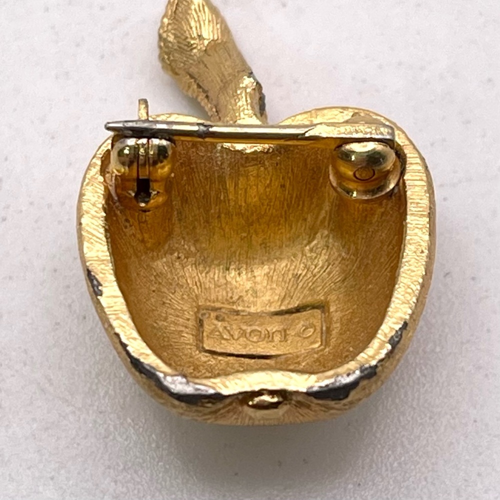 Cute Dainty Avon 1974 Brushed Gold Tone Apple Brooch Pin - Picture 10 of 13
